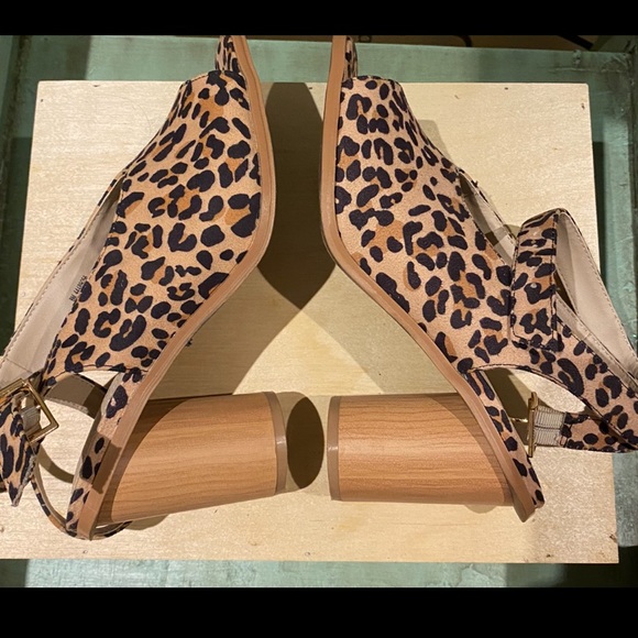 Cute cute cute comfort fit Cato’s leopard print sandals,w/ peep toe& ROUND  heel - Picture 3 of 6